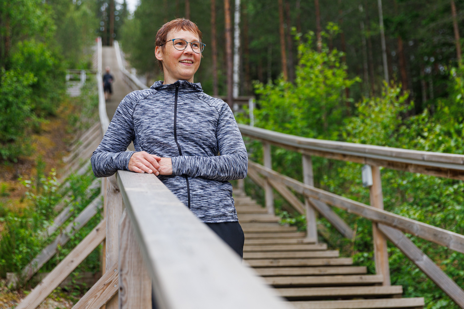 Johanna Kankaanpää portaissa nojaa kaiteeseen.